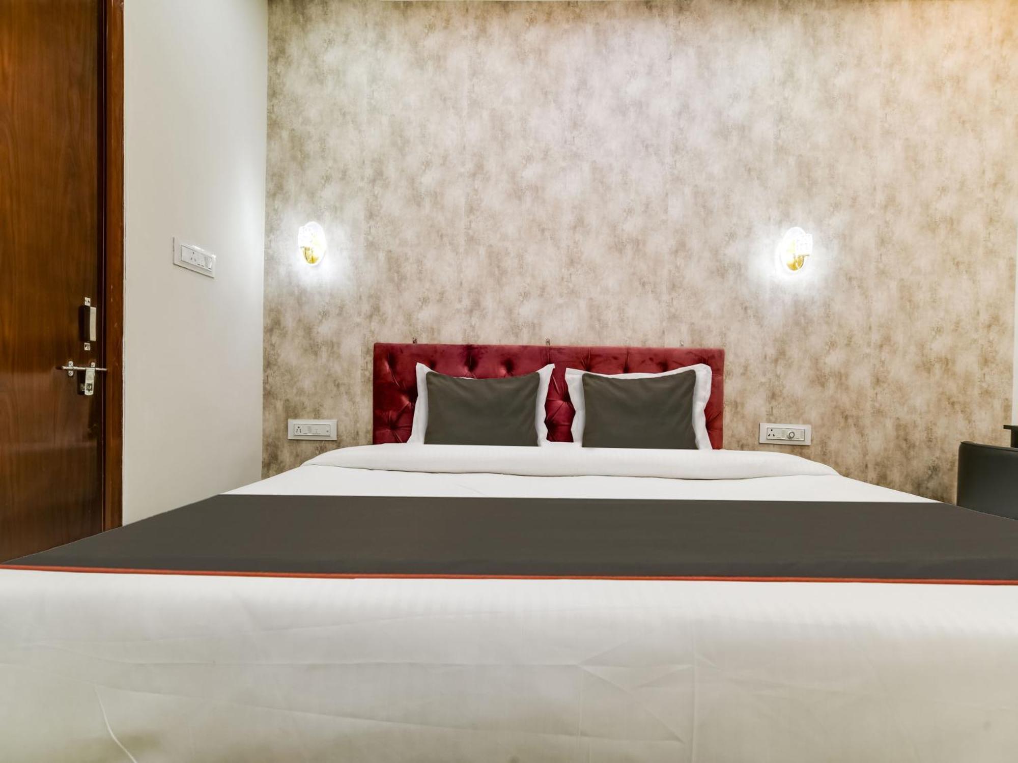 Super Collection O Iconic Hotel 4*